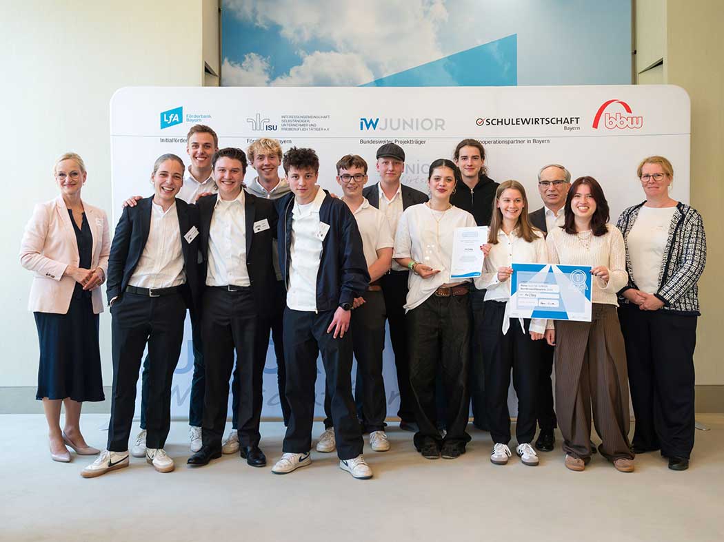  Jubel über den Landessieg: Die Schülerfirma „Air2Bag“ der Rudolf-Steiner-Schule Gröbenzell gewinnt den JUNIOR Landeswettbewerb 2026. Foto: Stefan Winterstetter